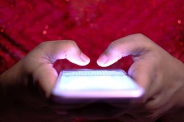 Ai primit acest SMS despre o amendă de parcare? DNSC avertizează: este o nouă tentativă de fraudă
