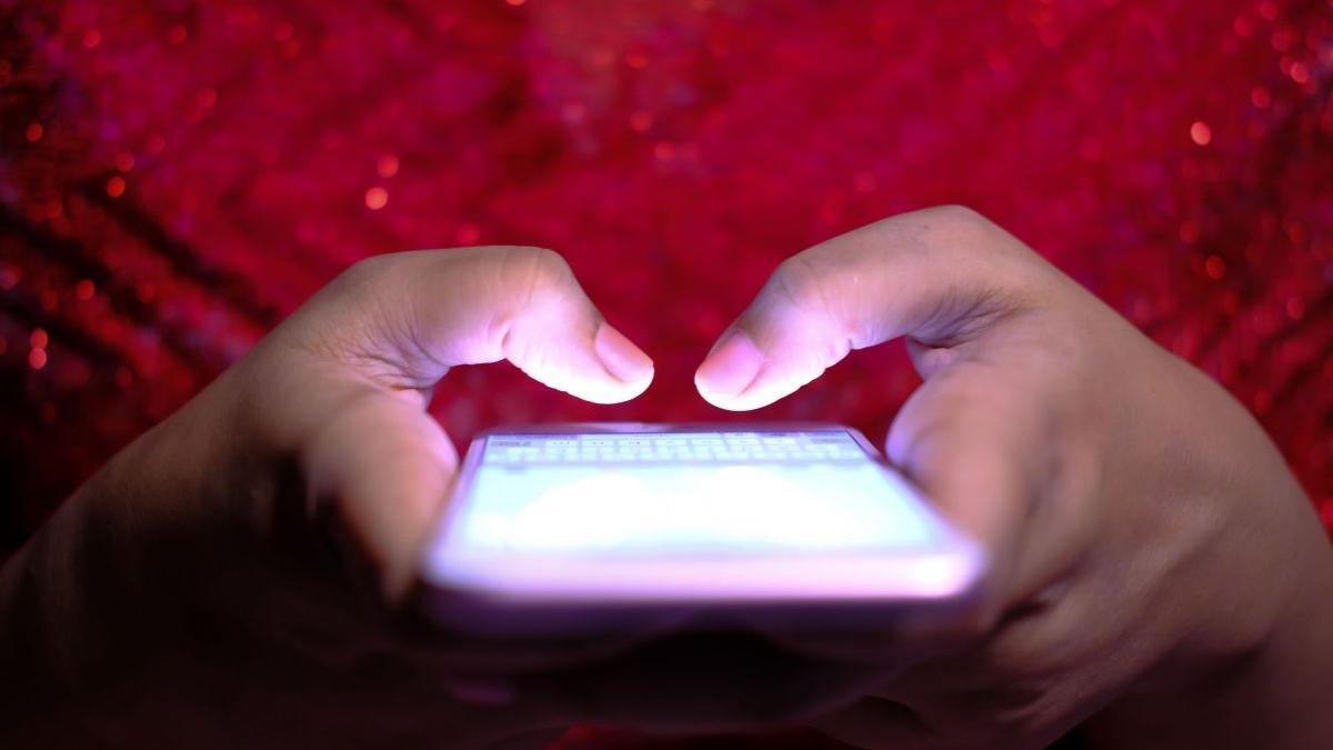 Ai primit acest SMS despre o amendă de parcare? DNSC avertizează: este o nouă tentativă de fraudă