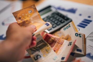 Efectul motorinei scumpe: de la camioane la raftul din supermarket, prețurile încep să urce! Până și jucăriile de Crăciun se scumpesc