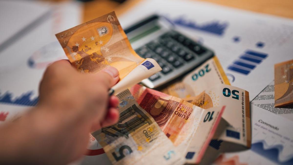 Efectul motorinei scumpe: de la camioane la raftul din supermarket, prețurile încep să urce! Până și jucăriile de Crăciun se scumpesc