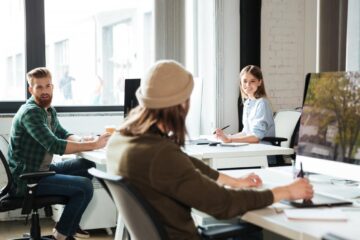 Ești bun la serviciu? Cele 8 sarcini pe care ajungi să le faci în locul colegilor