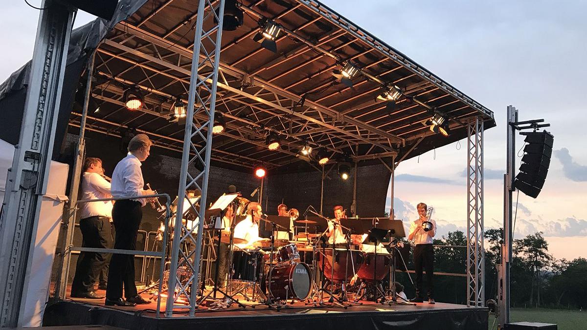 Faliment dansant. 300 de festivaluri organizate de primării, fără licitații, fără milă de buget