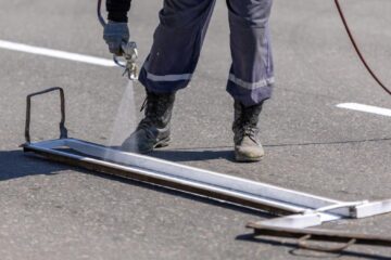 O firmă sancționată de Consiliul Concurenței pentru trucarea unei licitații, angajată de Primăria Bacău să tragă dungi pe asfalt de 1,85 milioane de euro