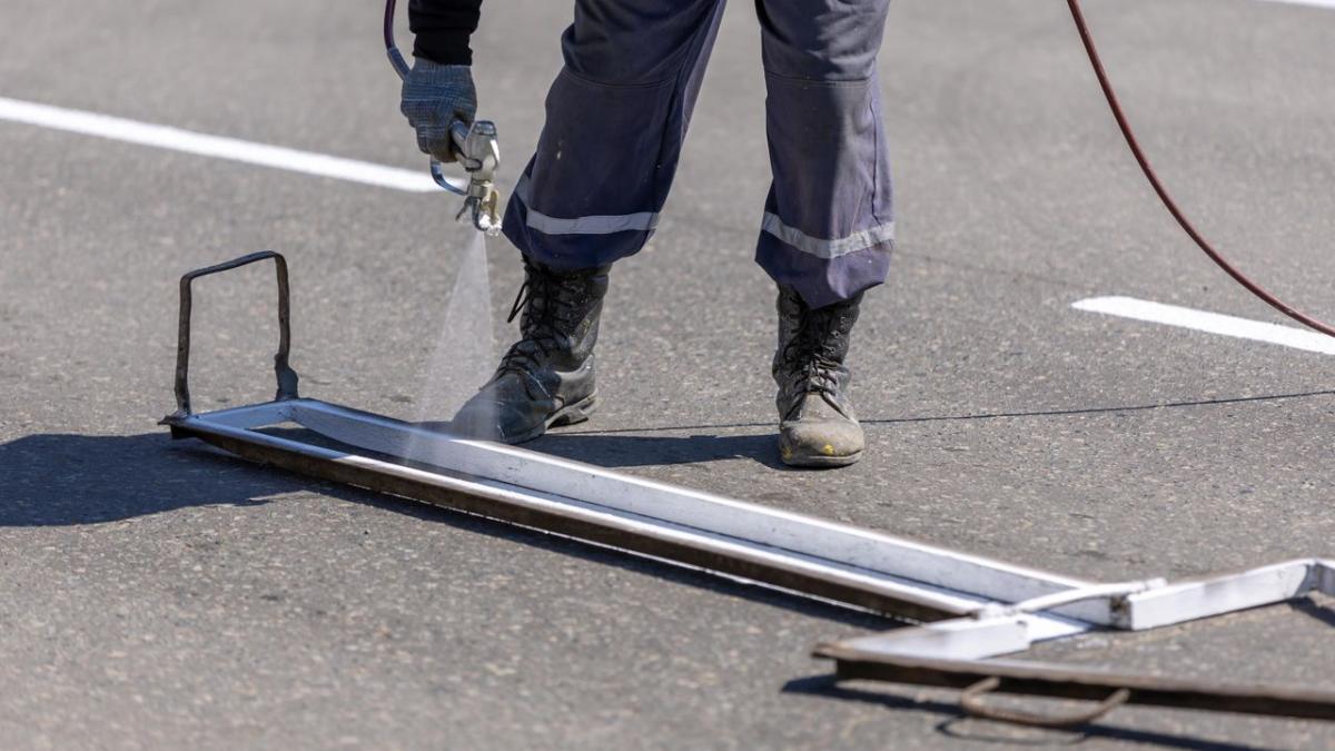 O firmă sancționată de Consiliul Concurenței pentru trucarea unei licitații, angajată de Primăria Bacău să tragă dungi pe asfalt de 1,85 milioane de euro