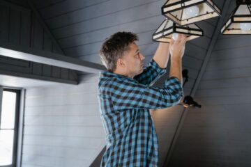Generația Z nu mai știe să schimbe un bec? Ce spun studiile despre tinerii care preferă să plătească pentru reparații