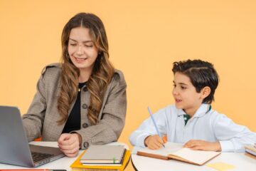 Greșelile pe care le fac părinții atunci când aleg meditațiile și ce trebuie să știe despre pregătirea corectă de după școală
