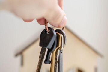 Impozitul pe locuințe ar putea crește de 27 de ori. Consultant financiar avertizează: „Oamenii vor fi nevoiți să-și vândă casele”