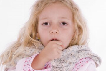 Îți ajuți copilul să respire mai ușor? Un medic avertizează asupra riscurilor unui remediu tradițional pentru răceală