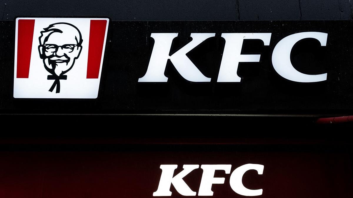 Final de eră la KFC: după aproape 40 de ani, lanțul părăsește Pepsi și trece la Coca-Cola