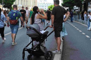 Lasă bebelușul și fugi la job! Mai mulți bani pentru părinții care se întorc mai repede la muncă din concediul de creștere a copilului