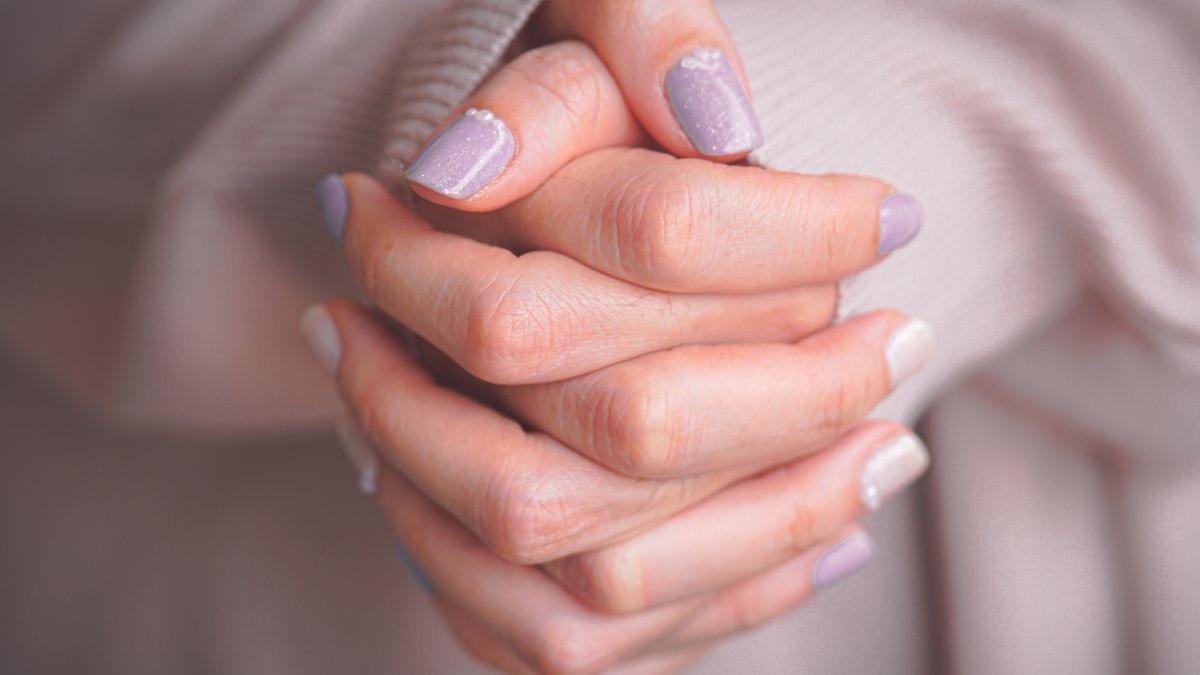 Mâinile crăpate iarna: trucul cu vaselina și mănușile de bumbac peste noapte, recomandat de dermatologi