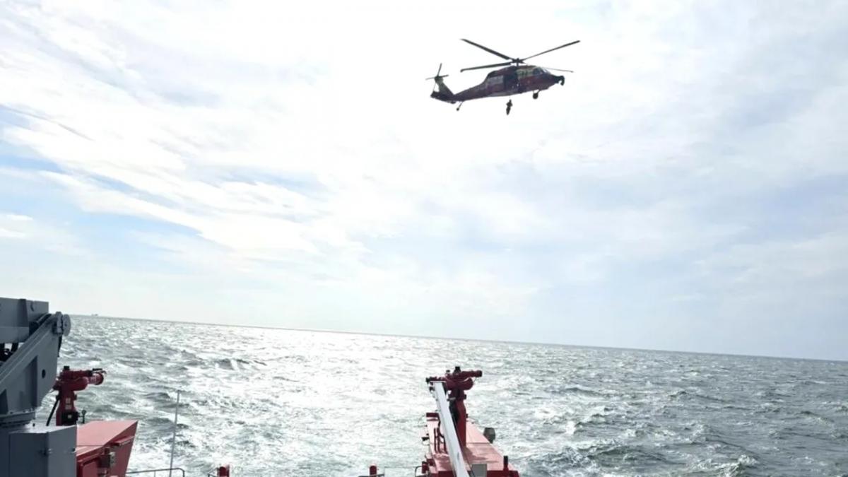 Mobilizare masivă lângă Sulina: Elicoptere Black Hawk și nave multirol caută cei șapte marinari dispăruți în Marea Neagră