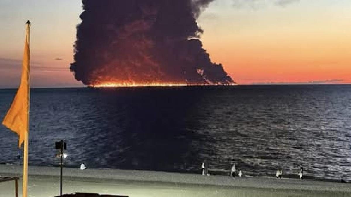 Poluare în Marea Neagră: Pată de petrol de 25 de kilometri pătrați, după atacul asupra unui petrolier