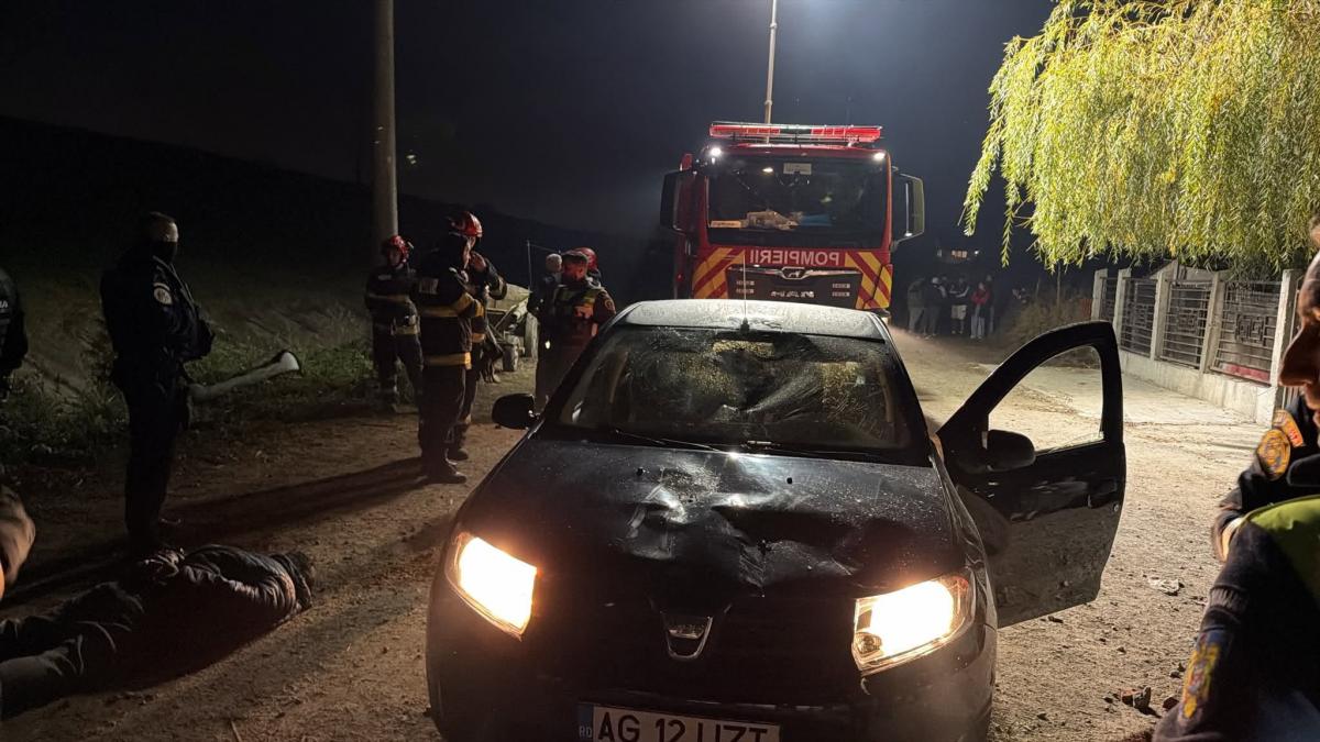 Pompier lovit cu o cărămidă în piept în timp ce stingea un incendiu la Ștefănești, în Argeș. Autospeciale avariate, au intervenit mascații