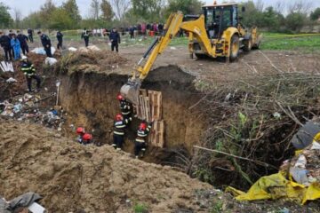 Intervenție de urgență a pompierilor: Un tânăr de 25 de ani a fost prins sub un mal de pământ