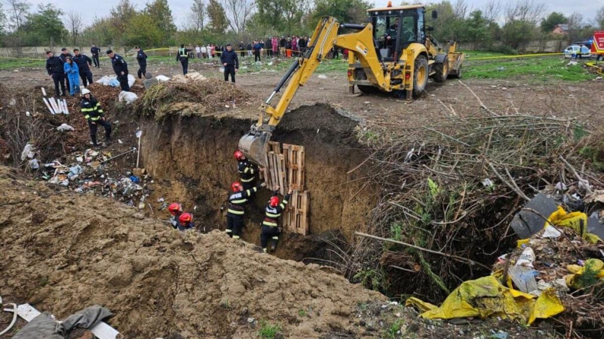 Intervenție de urgență a pompierilor: Un tânăr de 25 de ani a fost prins sub un mal de pământ