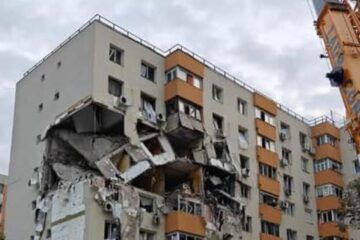 Premieră în România: A început demolarea etajelor distruse din Rahova
