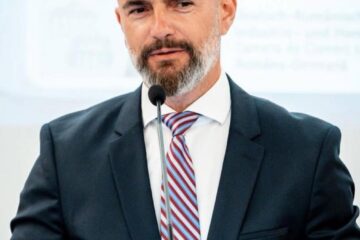 Premierul Luca Niculescu l-a numit pe jurnalistul Dan Cărbunaru în funcția de purtător de cuvânt al Executivului