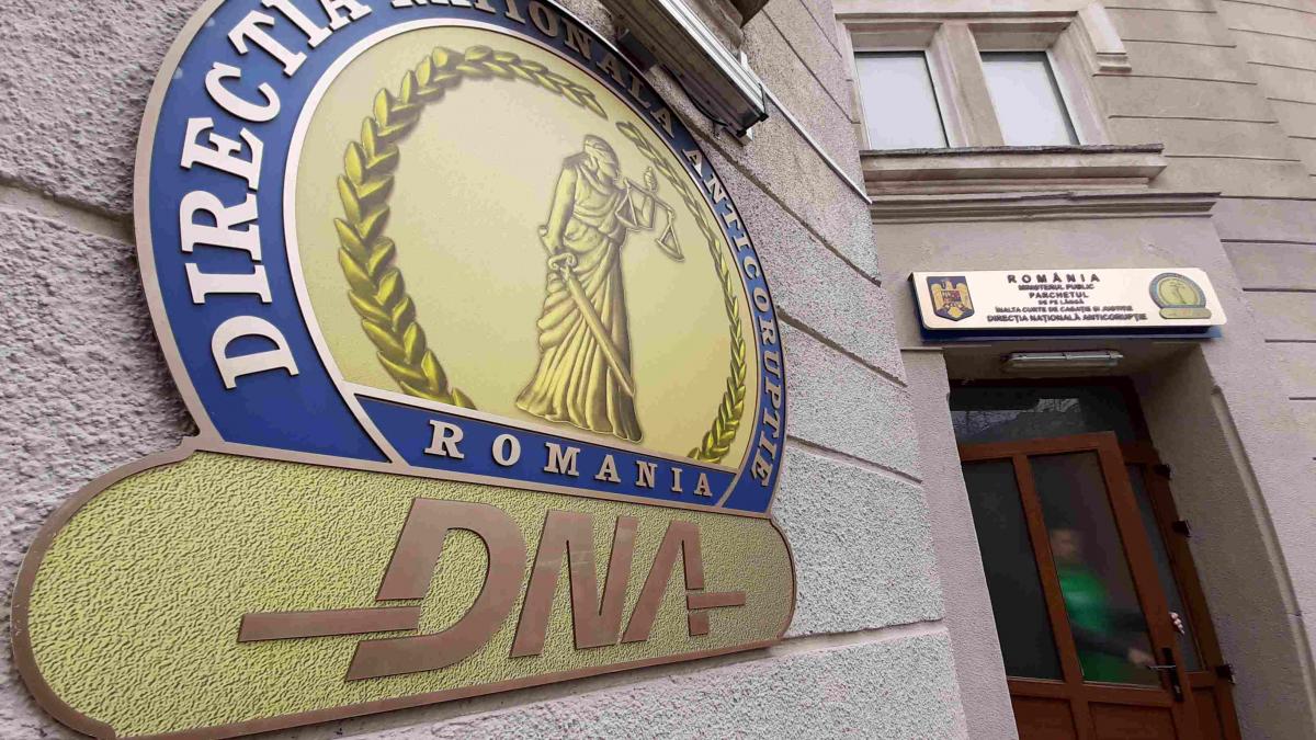 Primarul din Slănic Moldova, prins în flagrant când primea mită. Ce sumă ar fi încasat de la o firmă cu contract de peste 1,4 milioane de lei