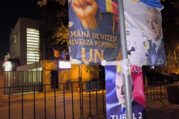 Protest la Arestul Central: 30 de oameni cer eliberarea lui Călin Georgescu