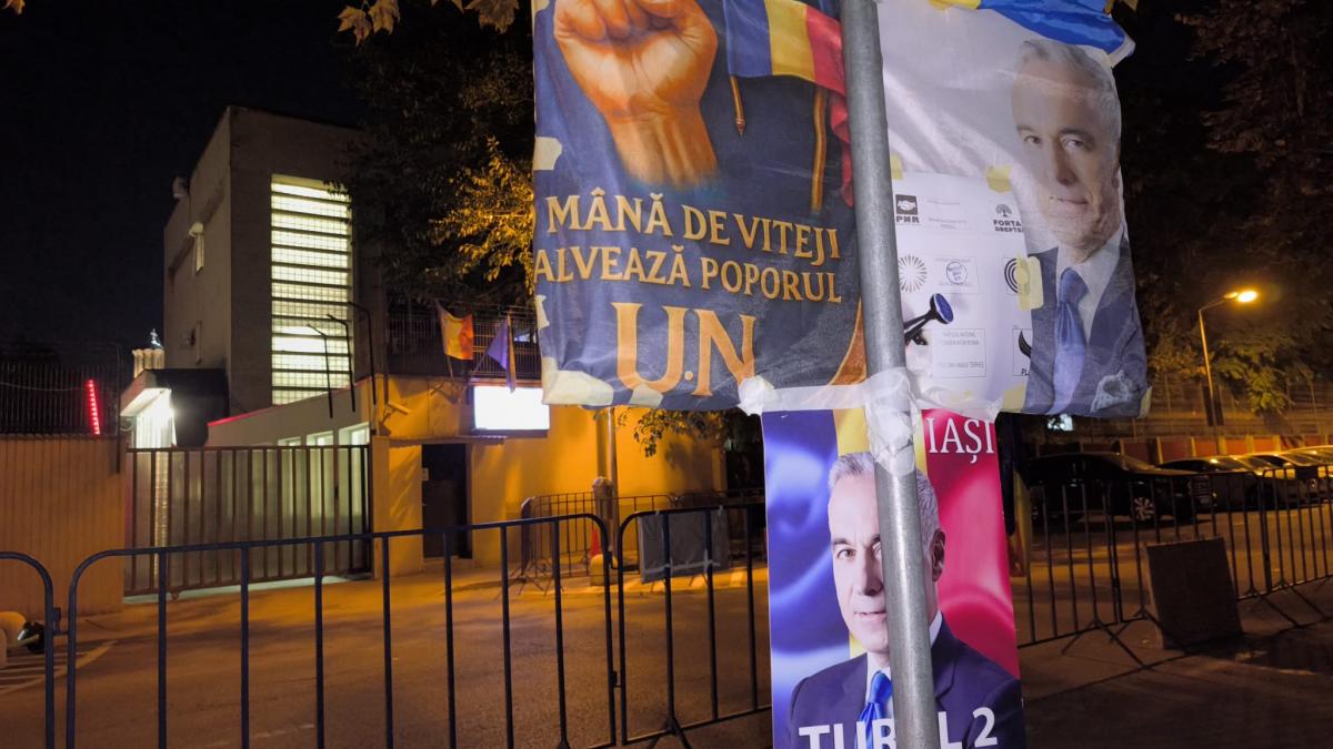 Protest la Arestul Central: 30 de oameni cer eliberarea lui Călin Georgescu
