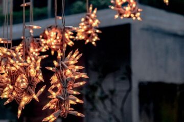 Nu sunt bani la buget? Zeci de primării sparg milioane pe instalații de iluminat festiv