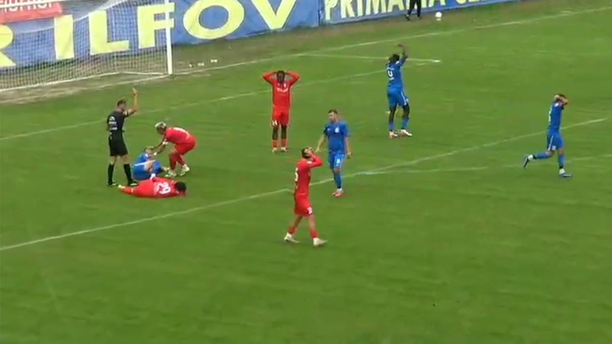 Scene de oribile în Liga 2. I-a frânt piciorul adversarului, iar arbitrul nu i-a dat nici măcar galben