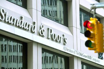România scapă de retrogradare, dar S&P lansează un avertisment. Ce arată raportul despre deficit, datorie și economie