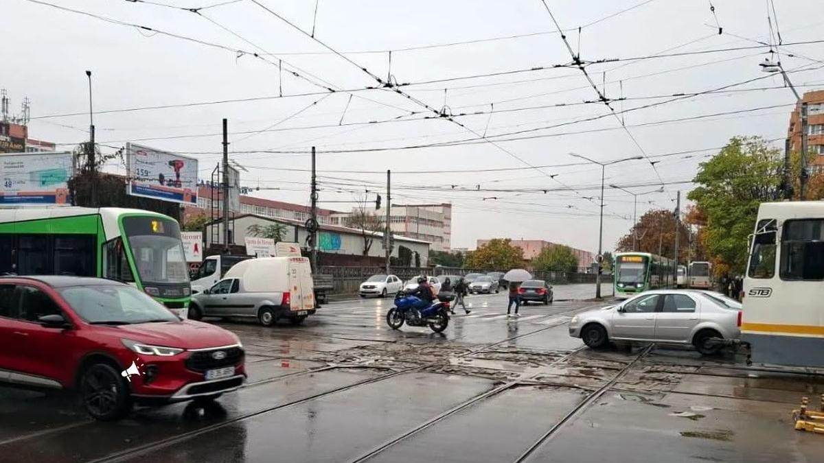 Schimbări majore în transportul public din București, de joi! Cinci linii de tramvai circulă deviat, iar linia 47 se suspendă