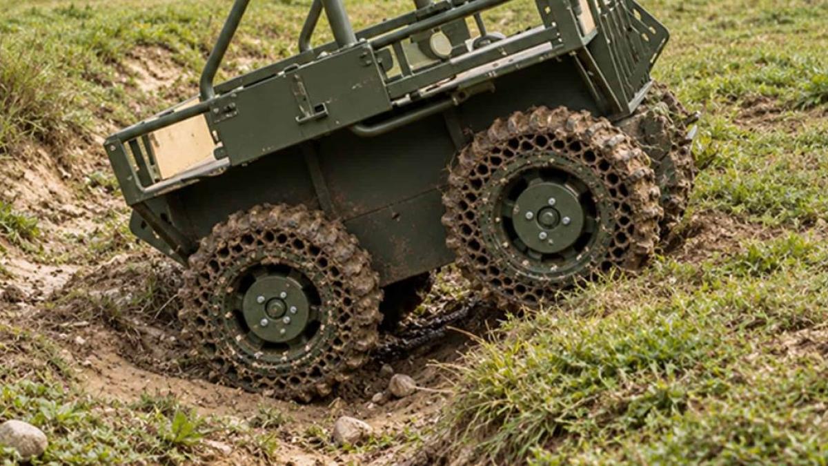 Ucraina dezvoltă roți fără aer pentru roboții militari. Cum va crește autonomia UGV-urilor