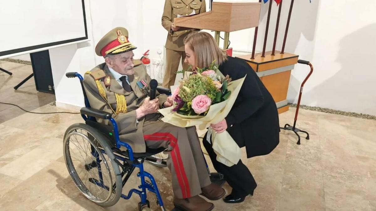Cel mai vârstnic român a împlinit 111 ani și a fost decorat de Armată